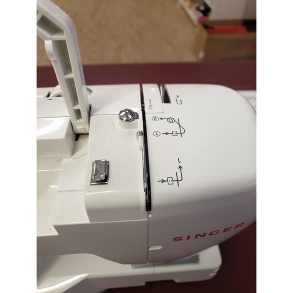 Singer sewing machine - Picture 7 of 7